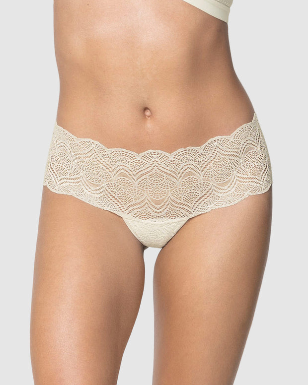 Panty estilo cachetero en encaje con transparencias y bordes redondeados
