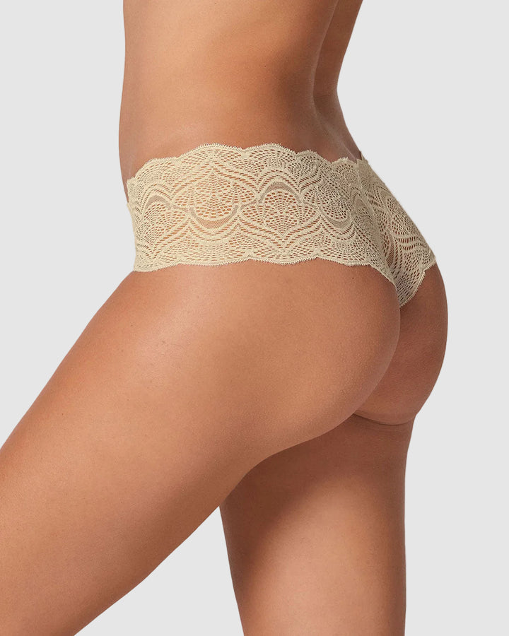 Panty estilo hipster en encaje con transparencias y detalles en moras