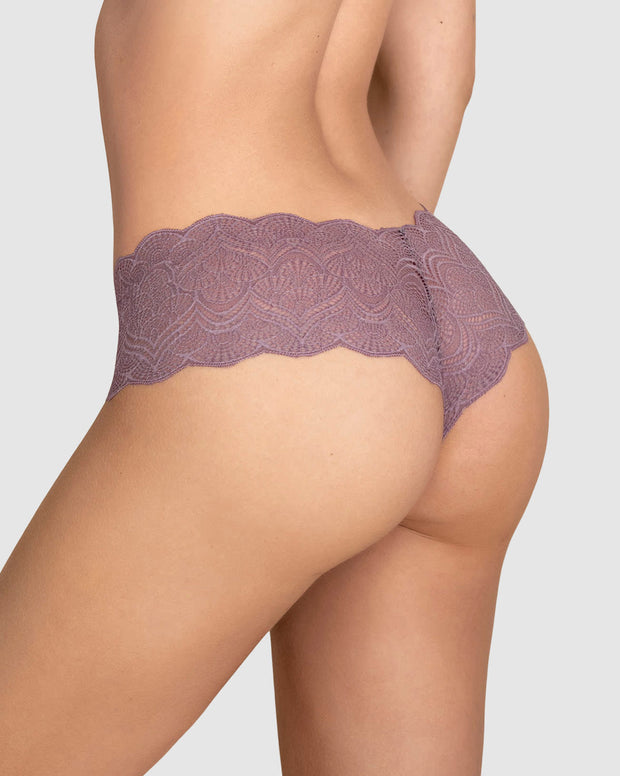 Panty estilo cachetero en encaje con transparencias y bordes redondeados