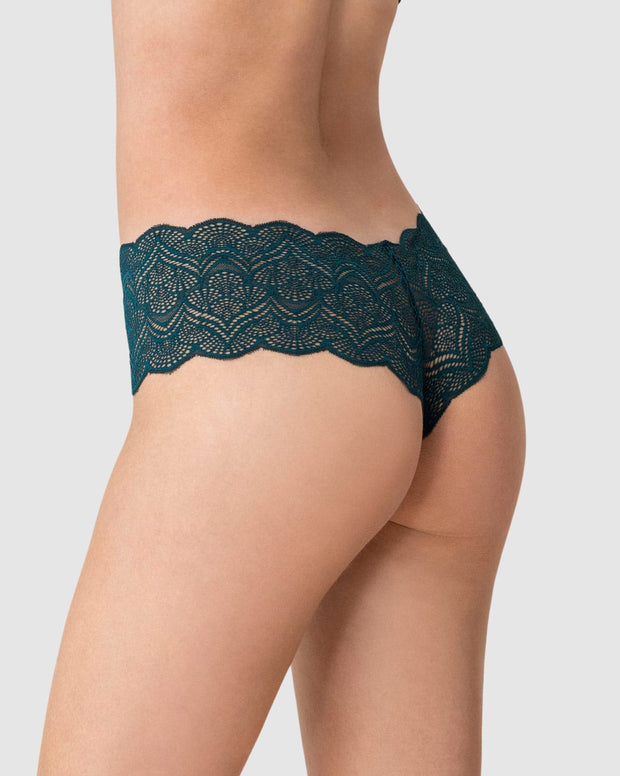Panty estilo cachetero en encaje con transparencias y bordes redondeados