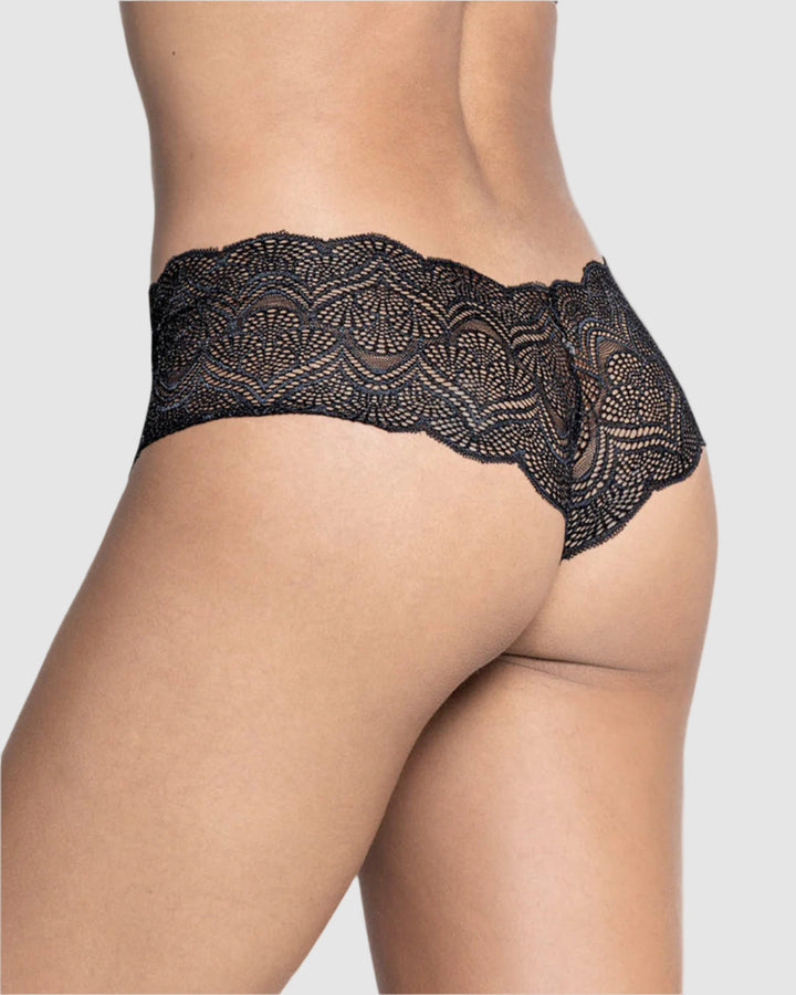 Panty estilo hipster en encaje con transparencias y detalles en moras