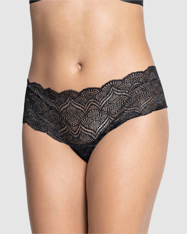 Panty estilo cachetero en encaje con transparencias y bordes redondeados