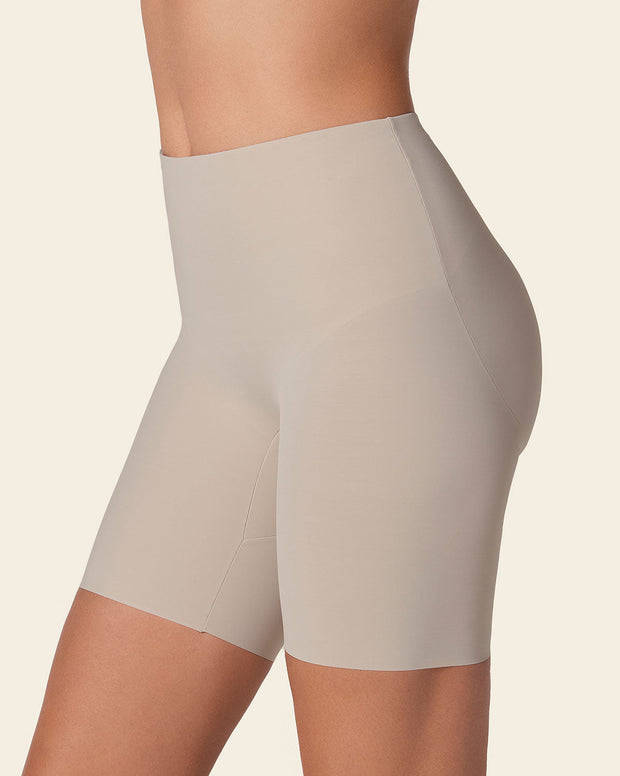 Panty short invisible de control moderado con realce de glúteos
