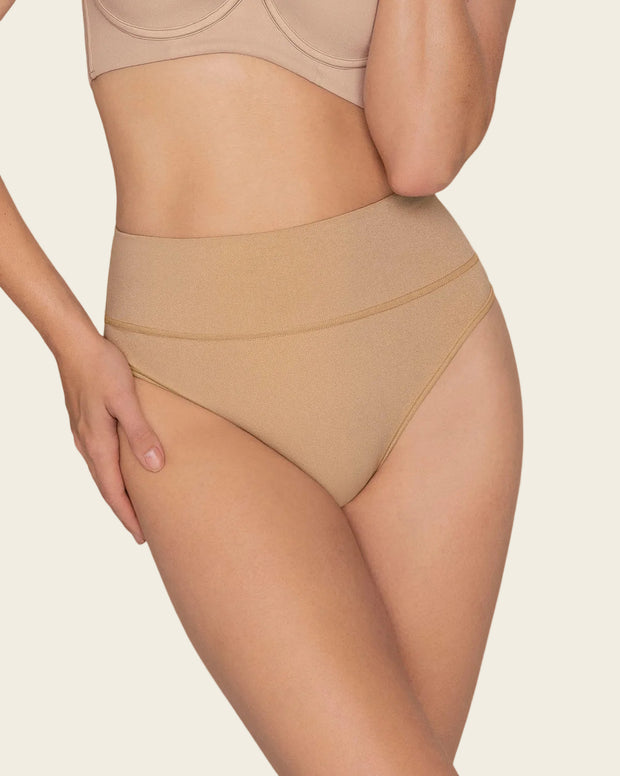 Brasilera de compresión moderada tiro alto en SkinFuse®