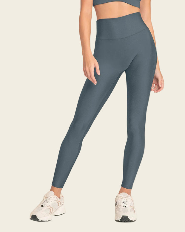 Legging deportivo tiro alto con corte en glúteos tipo corazón