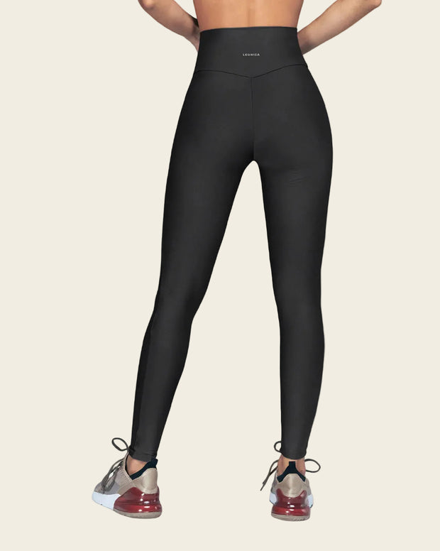 Legging deportivo tiro alto con corte en glúteos tipo corazón