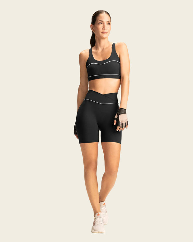 Short biker con pretina en V