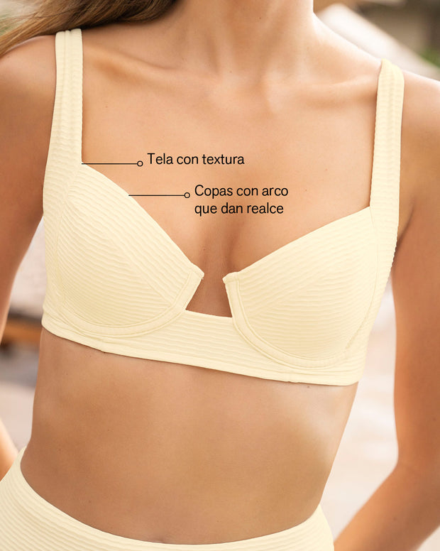 Bikini en textura acanalada con panty tiro alto y top con varillas