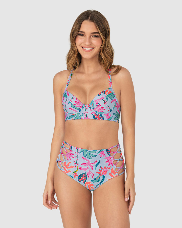 Bikini elaborado con botellas PET recicladas