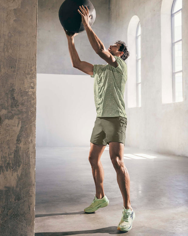 Camiseta deportiva masculina con tecnología de secado rápido
