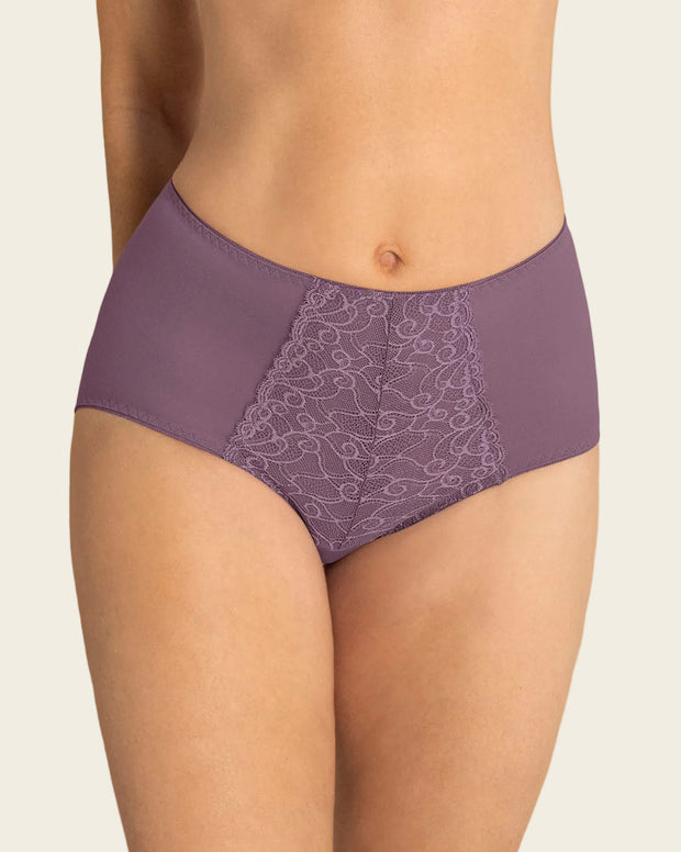 Panty clásico de control suave con toques de encaje en abdomen
