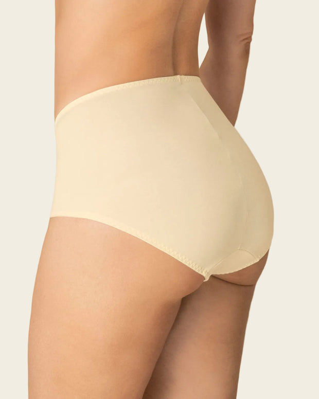Panty clásico de control suave con toques de encaje en abdomen