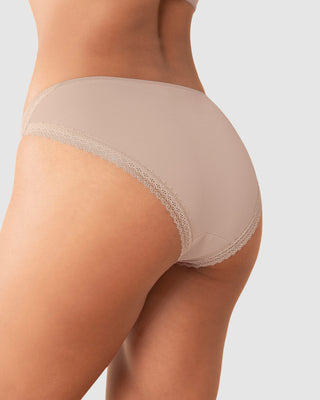 Panty tipo bikini con SmartLace® decorativo en piernas#color_802-cafe-claro