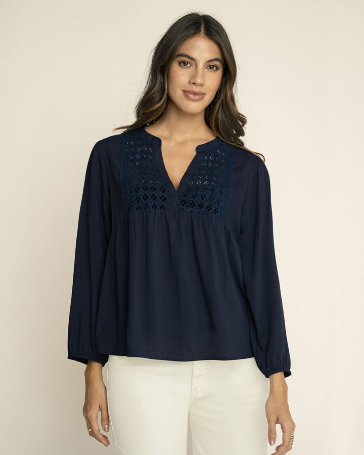 Blusa con elástico en puños y detalle guipur en frente