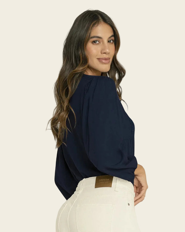 Blusa con elástico en puños y detalle guipur en frente