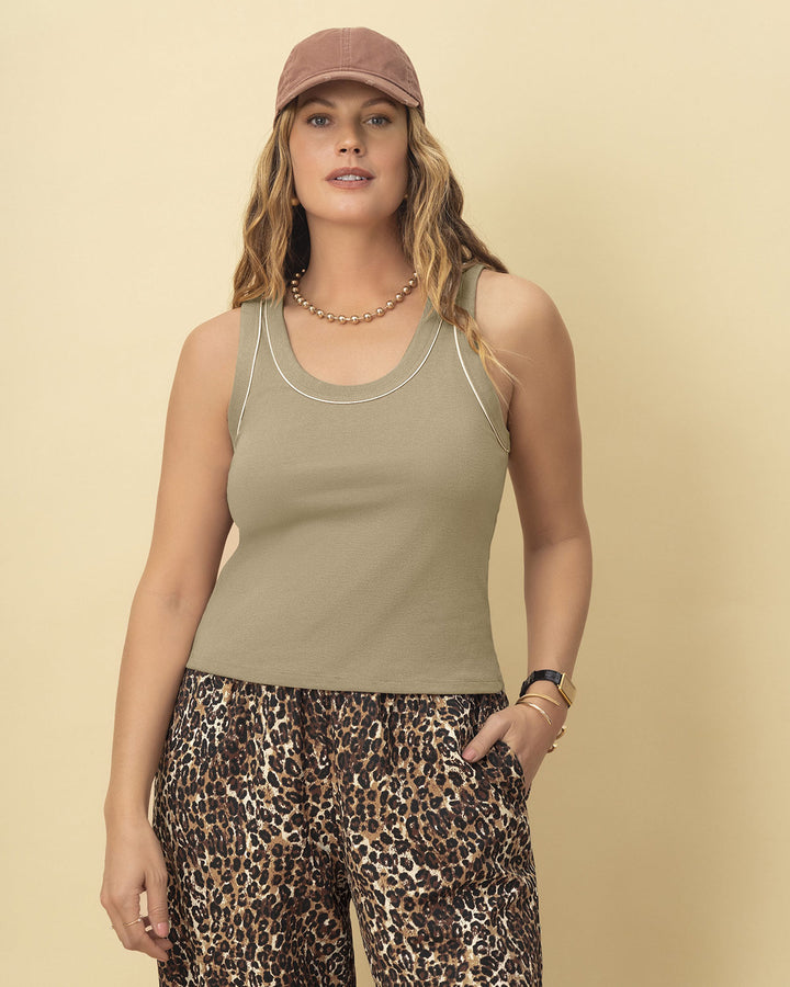 Camiseta manga sisa con detalle en contraste