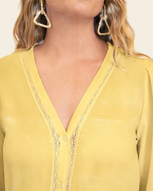 Blusa manga 3/4 con bordado en escote