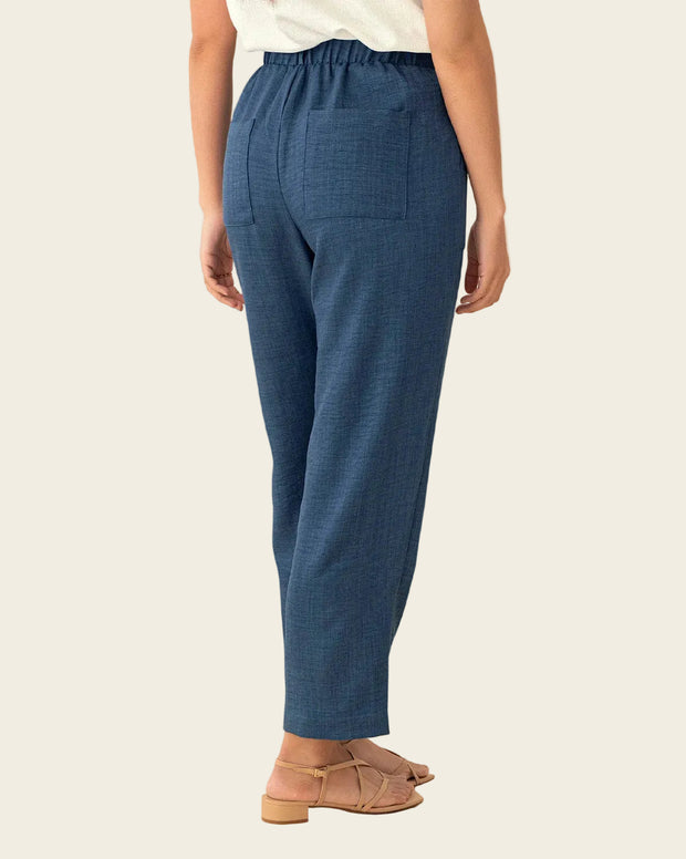 Pantalón con bolsillos funcionales