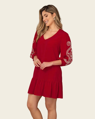 Vestido corto con estampado en mangas#color_c35-rojo-oscuro