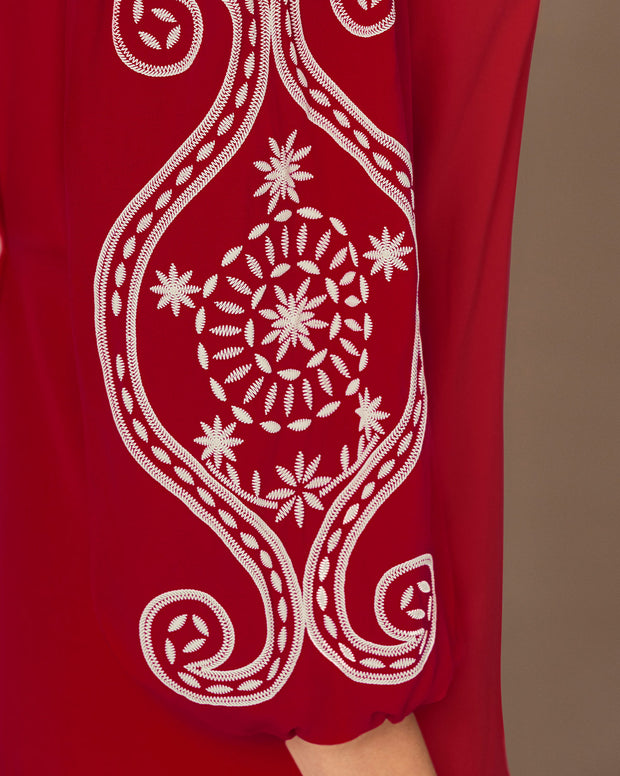 Vestido corto con estampado en mangas