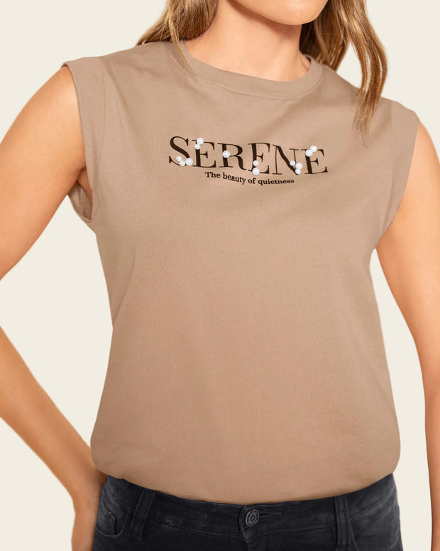 Camiseta manga sisa con estampado y apliques