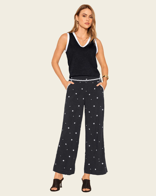 Pantalón bota ancha con detalles en contraste