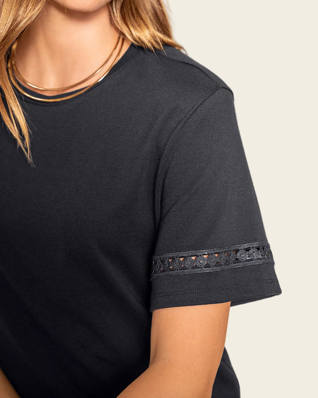 Camiseta básica con detalle de escalerilla en mangas