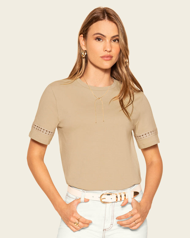 Camiseta básica con detalle de escalerilla en mangas