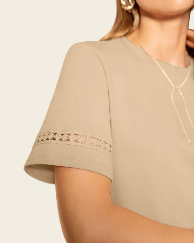 Camiseta básica con detalle de escalerilla en mangas