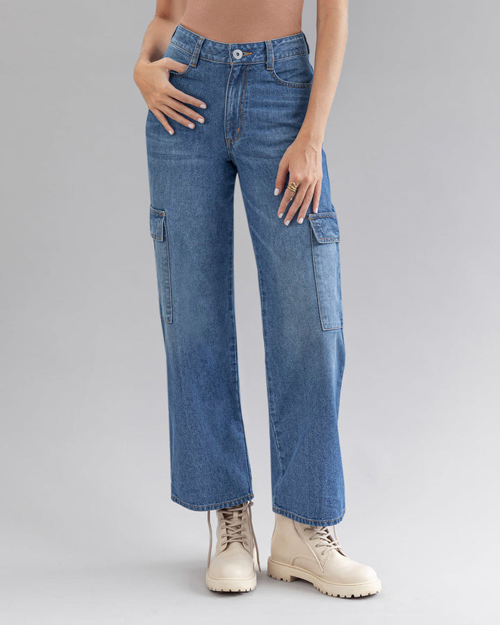 Jean bota ancha con bolsillos estilo cargo