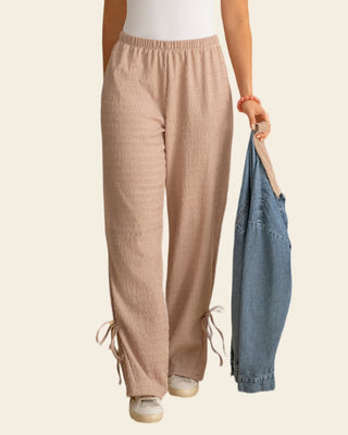 Pantalón amplio con textura y lazos en bota#color_084-arena