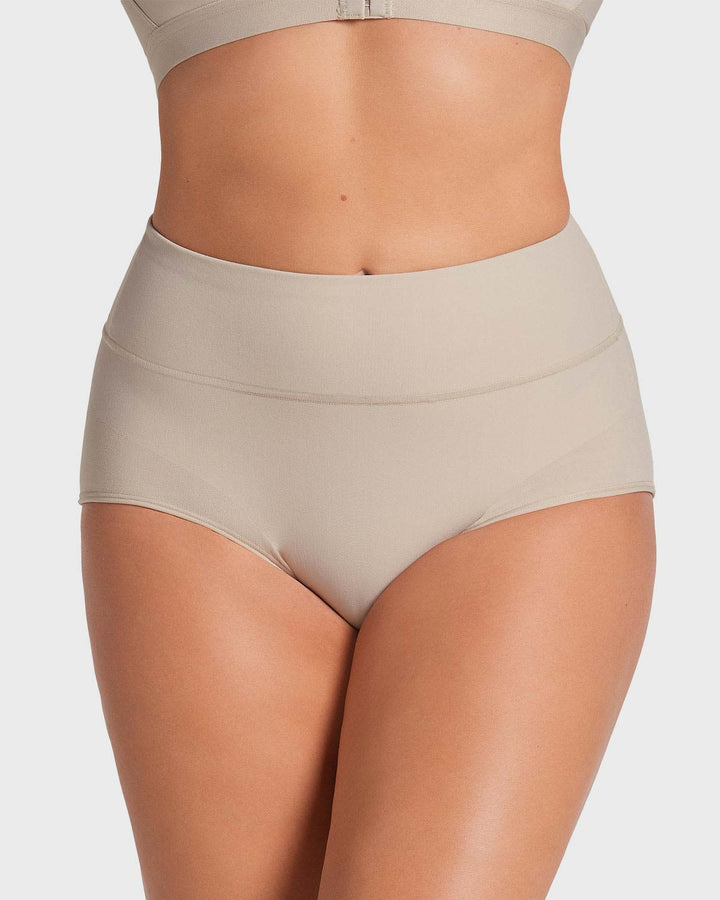 Panty faja de compresión moderada tiro alto en SkinFuse®
