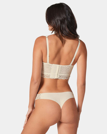 Brasilera invisible con toques de encaje en laterales#color_253-marfil