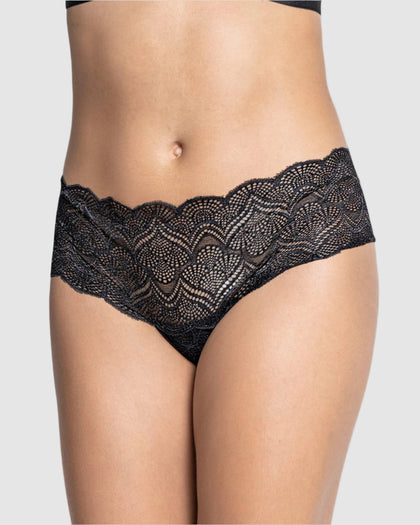 Panty estilo hipster en encaje con transparencias y detalles en moras#color_700-negro