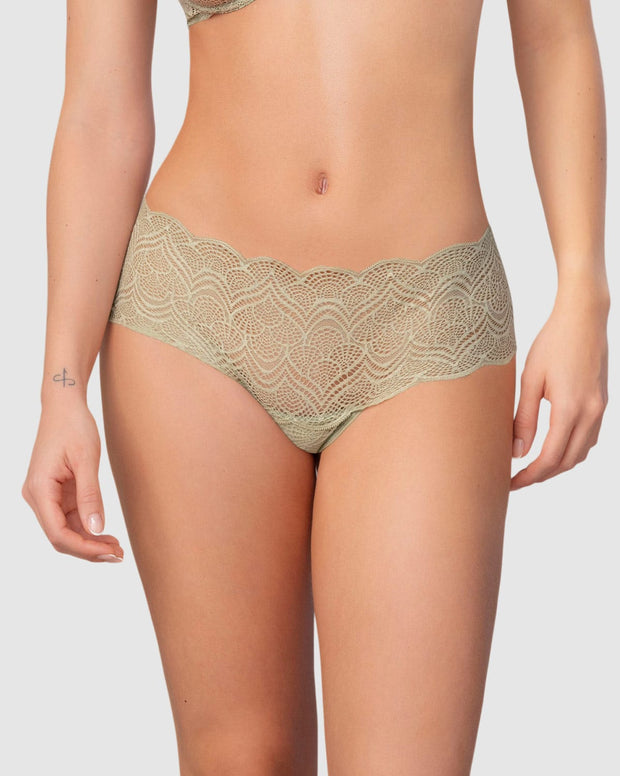 Panty estilo cachetero en encaje con transparencias y bordes redondeados
