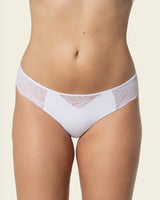 Panty estilo tanga brasilera con laterales y encaje#color_000-blanco