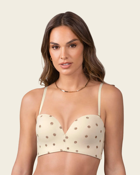 Mujer modelando brasier strapless con estampado flores