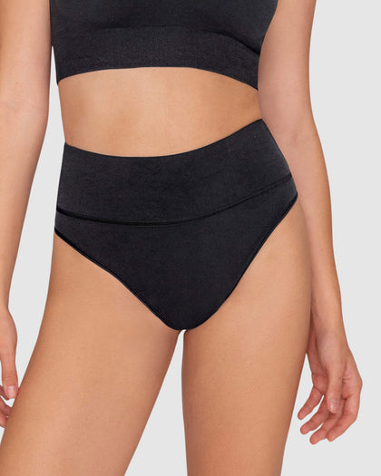 Brasilera de compresión moderada tiro alto en SkinFuse®#color_700-negro