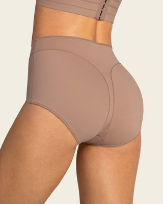 Panty clásico de control y tiro alto#color_857-cafe-medio
