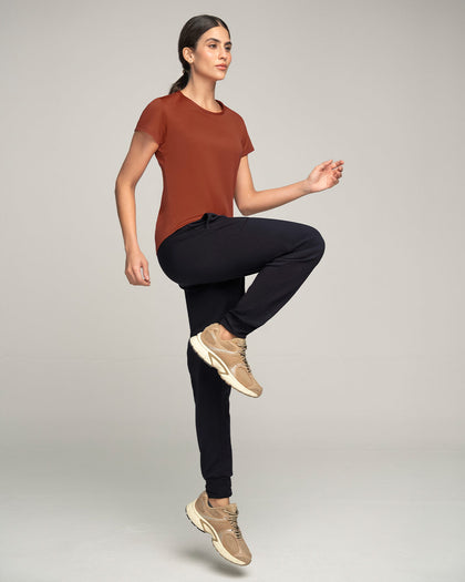 Camiseta deportiva de secado rápido y silueta semiajustada#color_336-rojo-canela