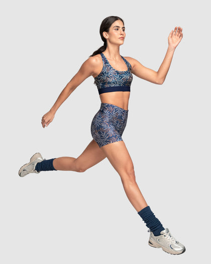 Top deportivo con espalda atlética en material de secado rápido#color_a04-estampado-hojas