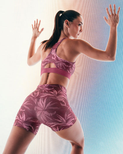 Short corto deportivo ajustado y ligero con cómodo elástico en cintura#color_394-estampado-flores-vino