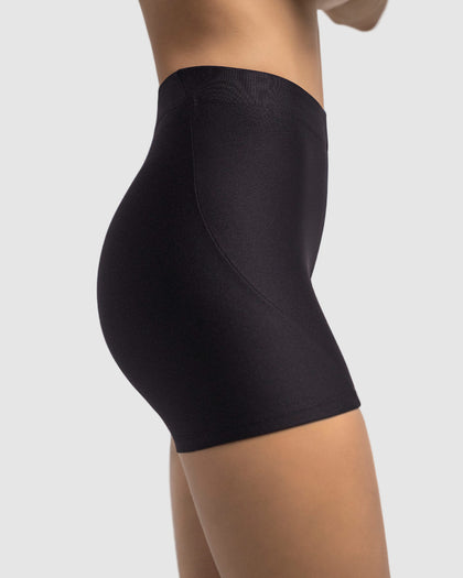 Short corto deportivo ajustado y ligero con cómodo elástico en cintura#color_700-negro