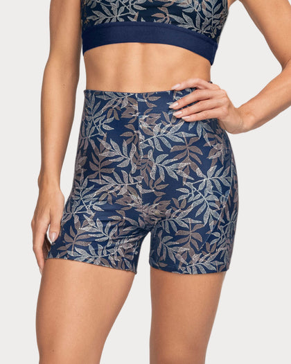 Short corto deportivo ajustado y ligero con cómodo elástico en cintura#color_a04-estampado-hojas