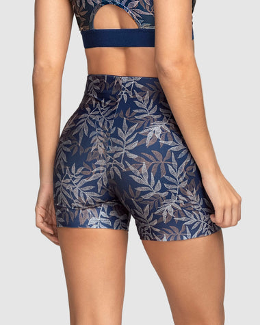 Short corto deportivo ajustado y ligero con cómodo elástico en cintura#color_a04-estampado-hojas