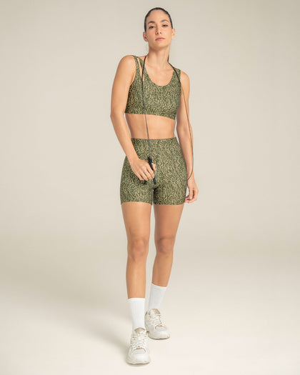 Short corto deportivo ajustado y ligero con cómodo elástico en cintura#color_a44-estampado-verde