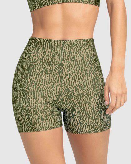 Short corto deportivo ajustado y ligero con cómodo elástico en cintura#color_a44-estampado-verde