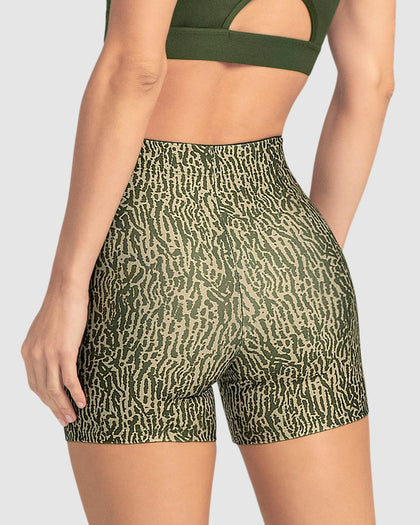 Short corto deportivo ajustado y ligero con cómodo elástico en cintura#color_a44-estampado-verde