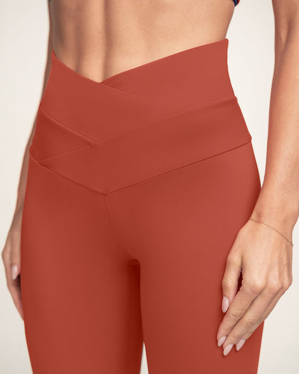 Legging deportivo de compresión con pretina cruzada en forma de V#color_336-rojo-canela