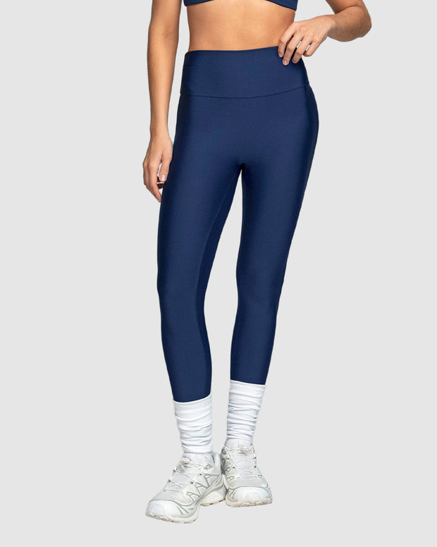 Legging deportivo tiro alto con corte en glúteos tipo corazón